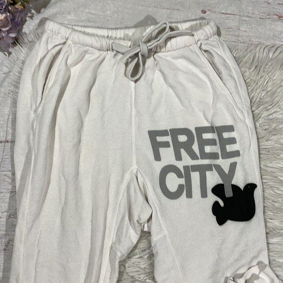 Free City Super Fluffy Pocket Logo Creamy Yumm Sweatpants - Picture 4 of 16